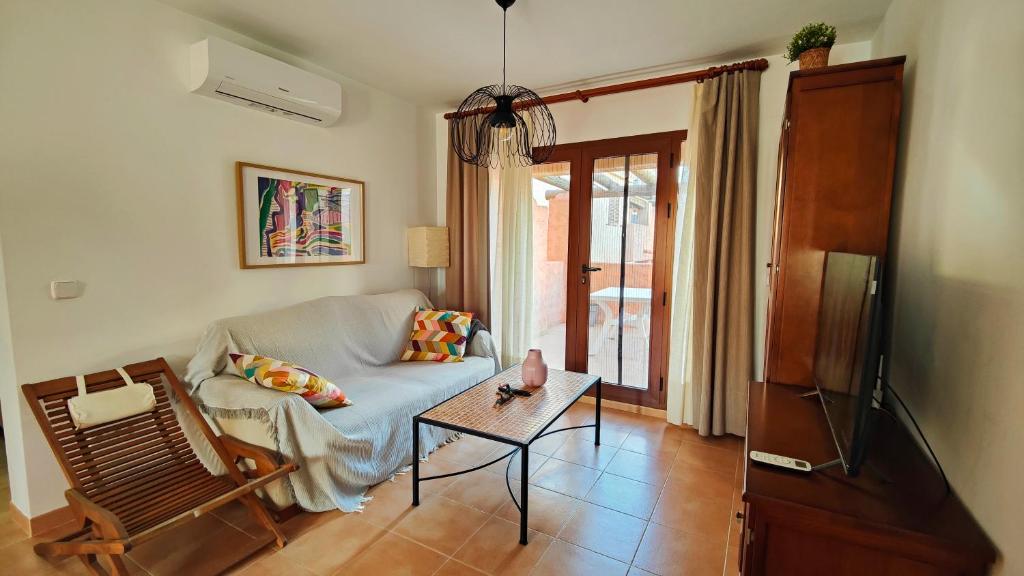 a living room with a couch and a table at Apartamento ideal a un paso de la playa in Playas de Vera