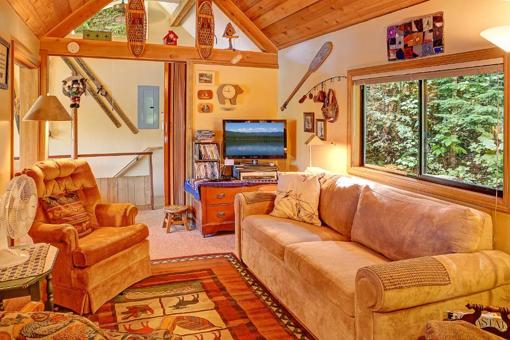 a living room with a couch and a tv at Weekend Hideout in Leavenworth