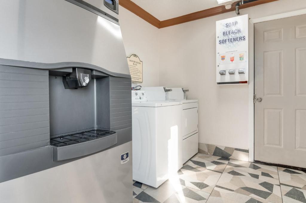 Fotografie z fotogalerie ubytování American Inn & Suites Metro Airport v destinaci Romulus