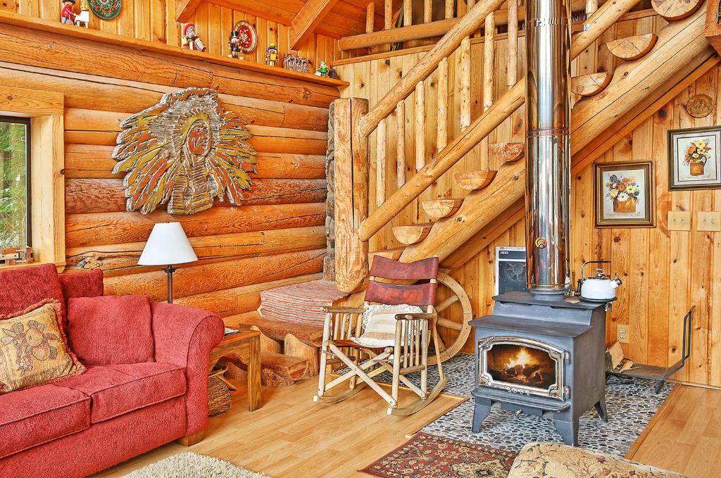 a living room with a fireplace in a log cabin at Marie's Cabin in Leavenworth