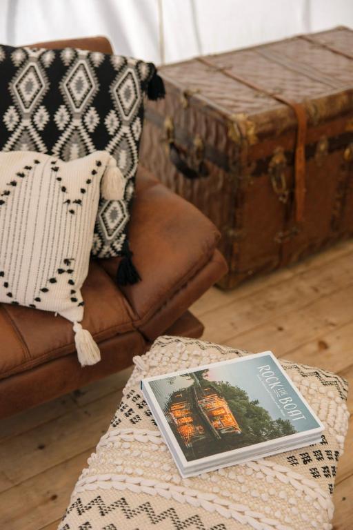 Posezení v ubytování Lux Remote Glamping Hideaway