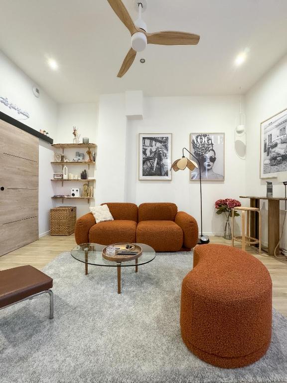 un salon avec un canapé et une table dans l'établissement Athéna, à Caen