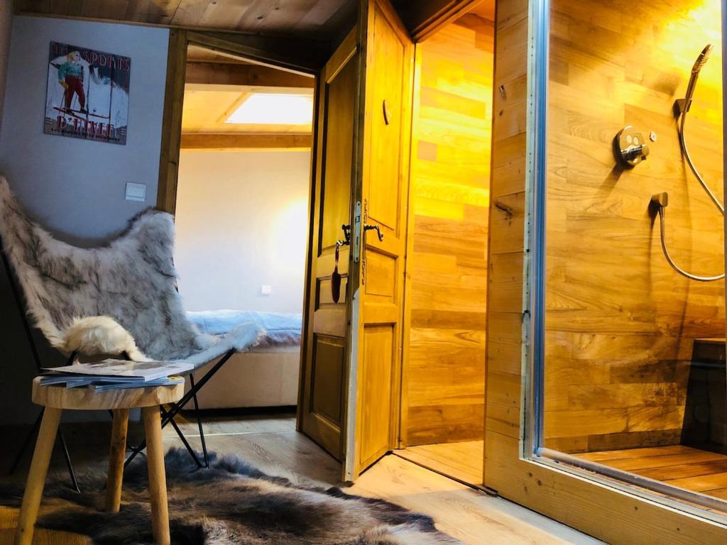 un chien est assis sur une table dans une pièce dans l'établissement Superbe duplex with Hammam-Spa in Megève, à Megève