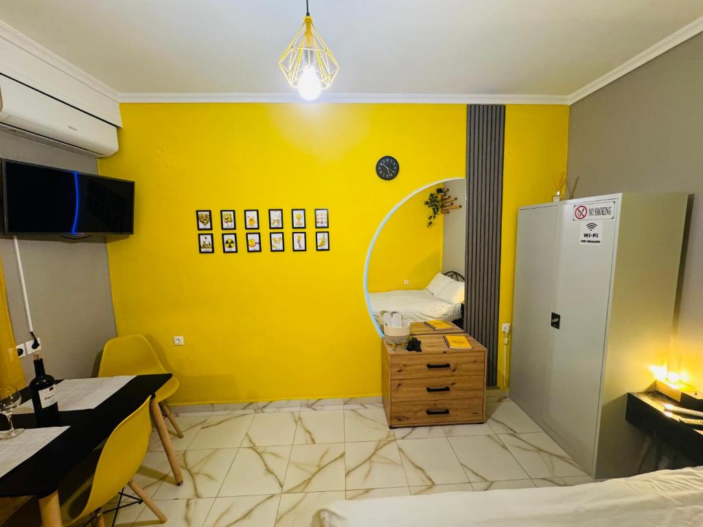 TV a/nebo společenská místnost v ubytování Yellow home Κίτρινο Σπίτι - myHomee