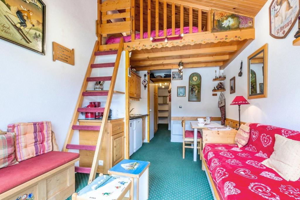 un salon avec un lit superposé et un canapé dans l'établissement Résidence Plan Du Lac - PLAN DU LAC 313 MAE-4221, à Les Allues