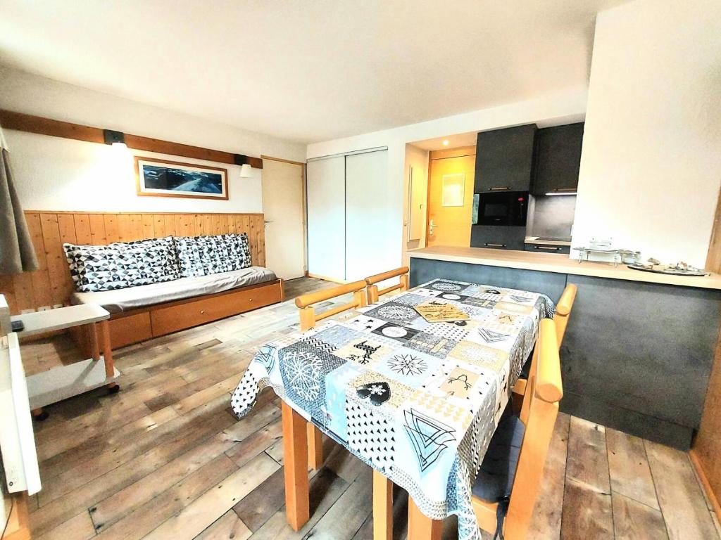 - une cuisine avec une table et un canapé dans une chambre dans l'établissement Résidence Doronic - Résidence DORONIC N°831 MAE-8311, à La Plagne Tarentaise