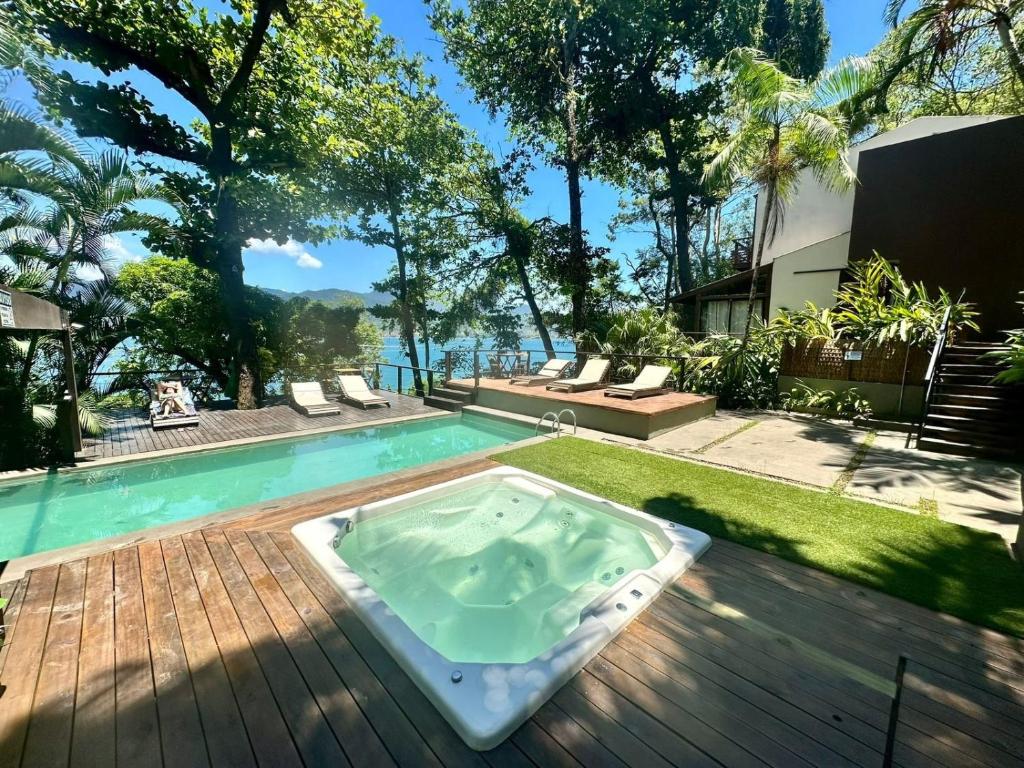 伊利亚贝拉Casas do Mar的庭院内带热水浴池的游泳池