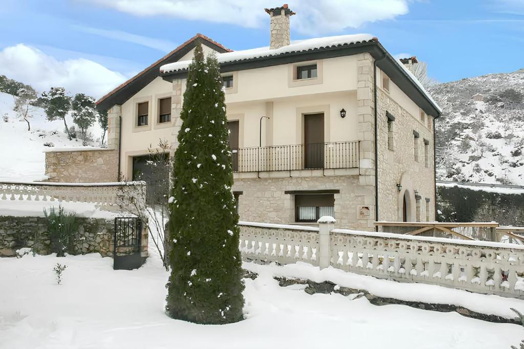 Spacious House in Merindad de Valdivielso v zime