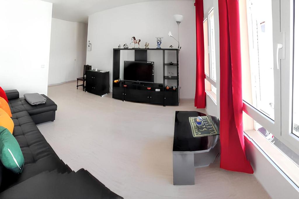 Televízia a/alebo spoločenská miestnosť v ubytovaní Charming Apartment in Arrecife City Centre - 90 m² - Parking