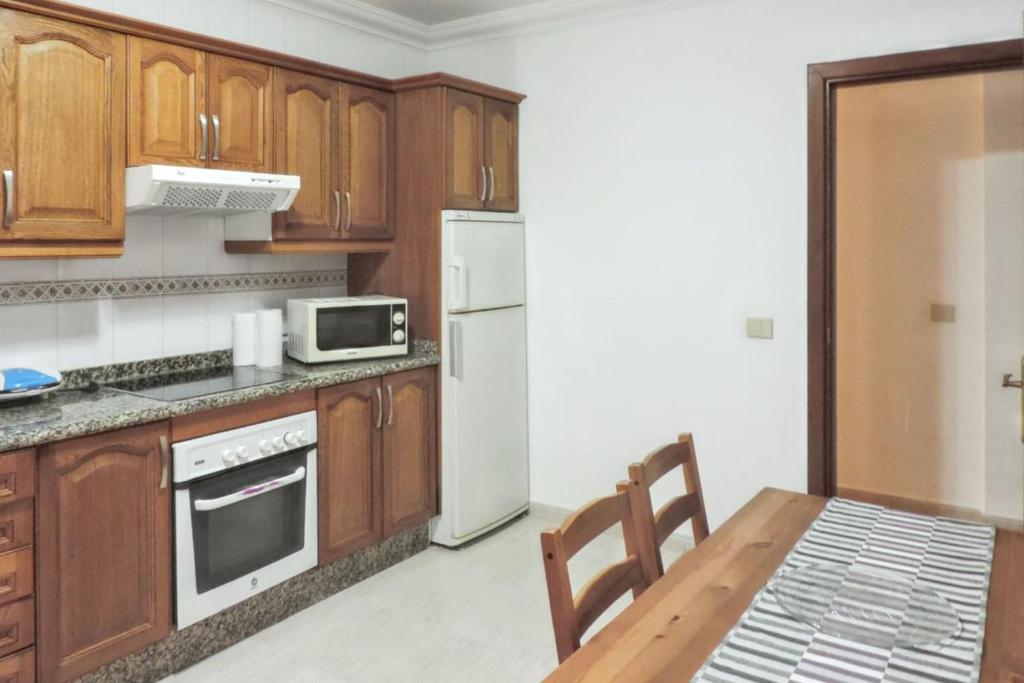 Kuchyňa alebo kuchynka v ubytovaní Charming Apartment in Arrecife City Centre - 90 m² - Parking