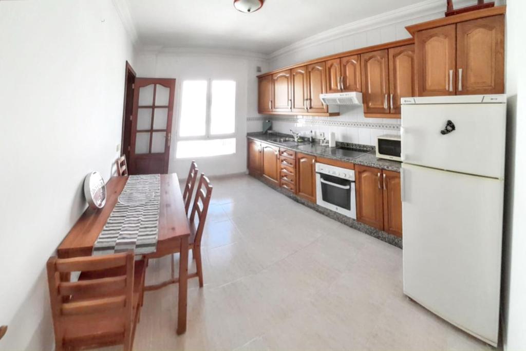 Kuchyňa alebo kuchynka v ubytovaní Charming Apartment in Arrecife City Centre - 90 m² - Parking