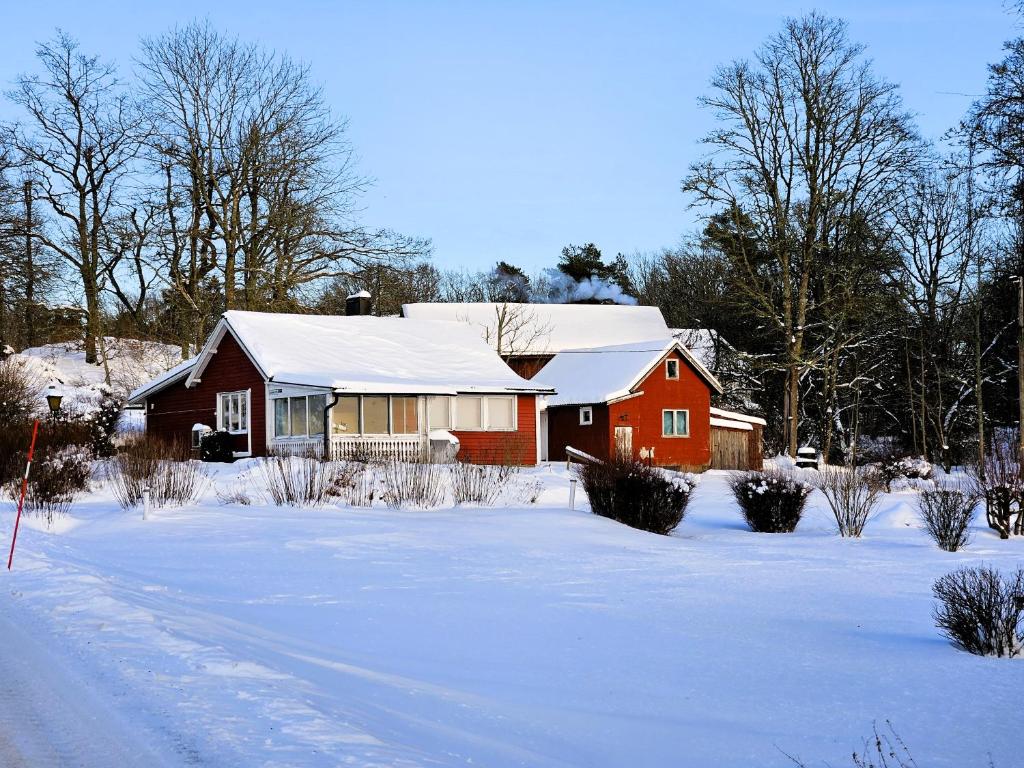 Super cozy cottage with large garden and lake view - Housity