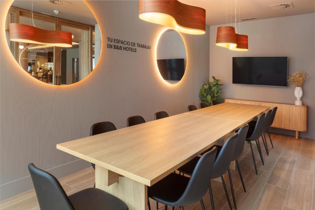 TV a/nebo společenská místnost v ubytování B&B HOTEL Madrid Carabanchel