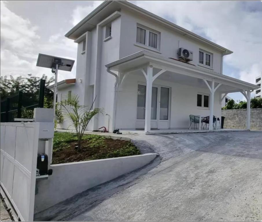 ル・ラモトンにあるVilla Boréaleの大白い家