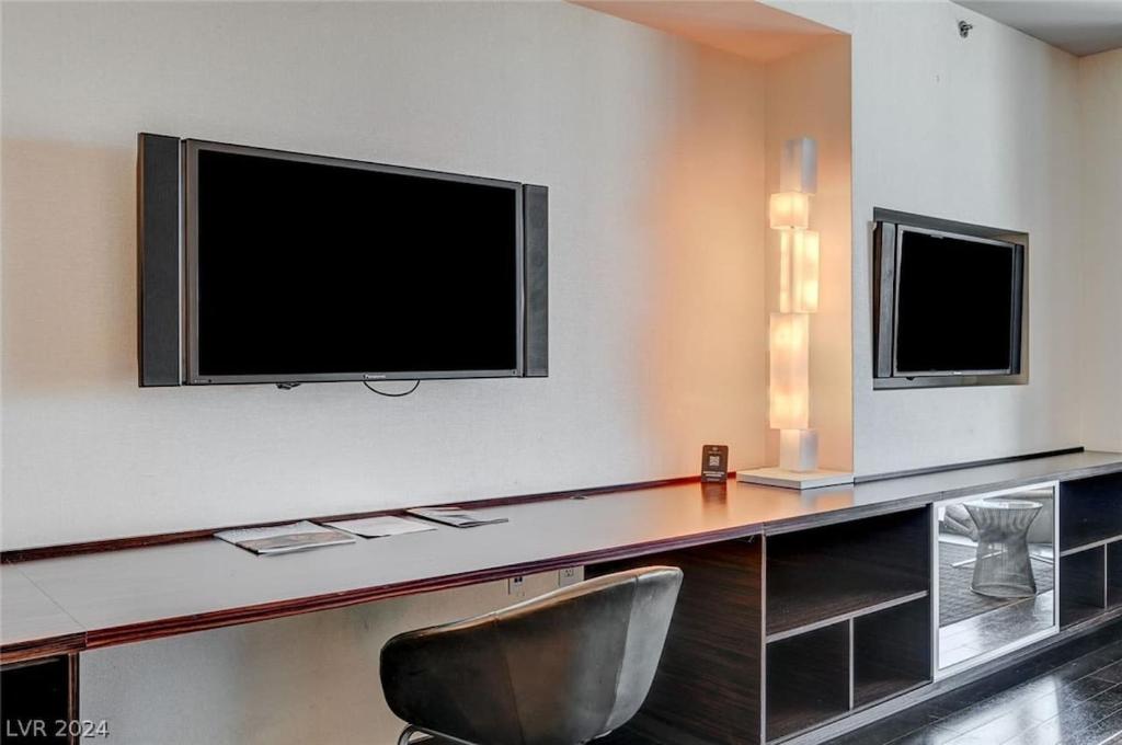 TV a/nebo společenská místnost v ubytování Stunning Escape Top Floor Strip-View Studio 31316
