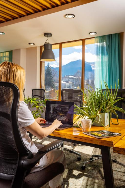 Nespecifikovaný výhled na hory nebo výhled na hory při pohledu z hotelu