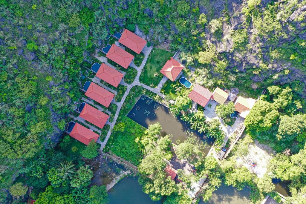 widok na dach domu z czerwonym dachem w obiekcie Trang An Mountain Resort w mieście Ninh Binh