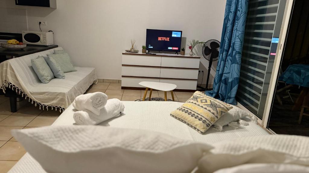 TV a/nebo společenská místnost v ubytování BLUE LAGOON - Terrace View & Beach Access - FREE WIFI PARKING - Bora Bora Dream - SPECIAL OFFER