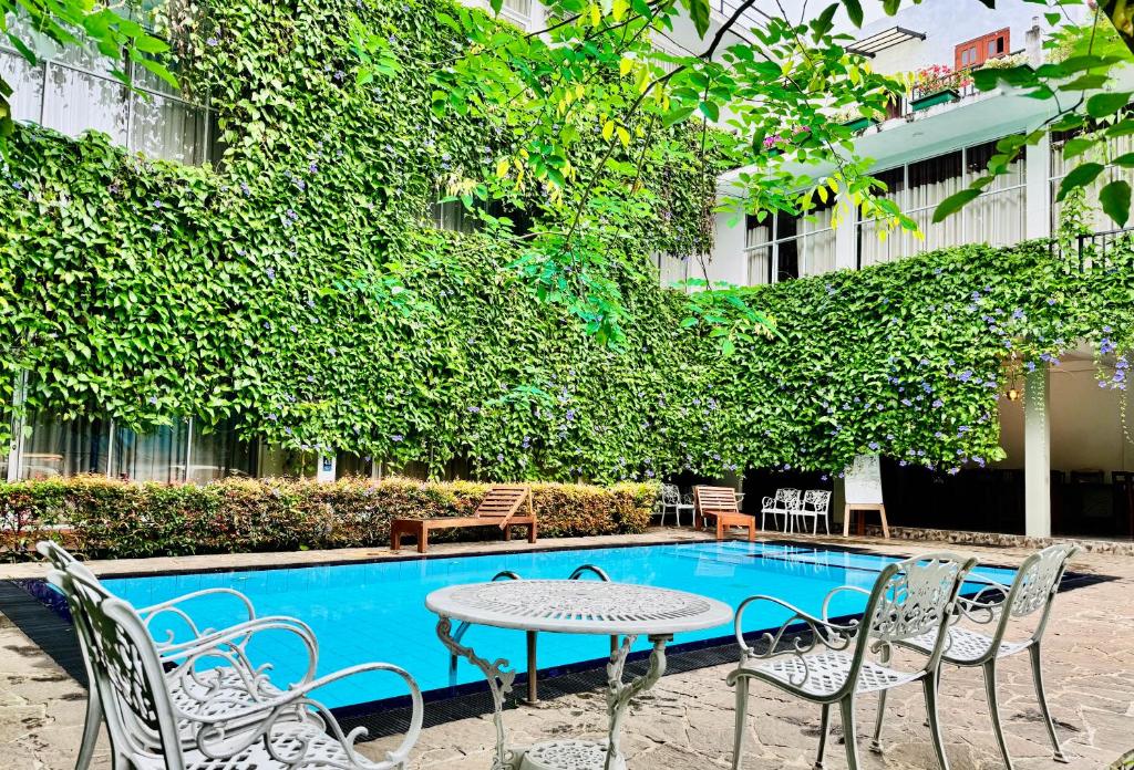 Bazén v ubytování Salubrious Resort nebo v jeho okolí