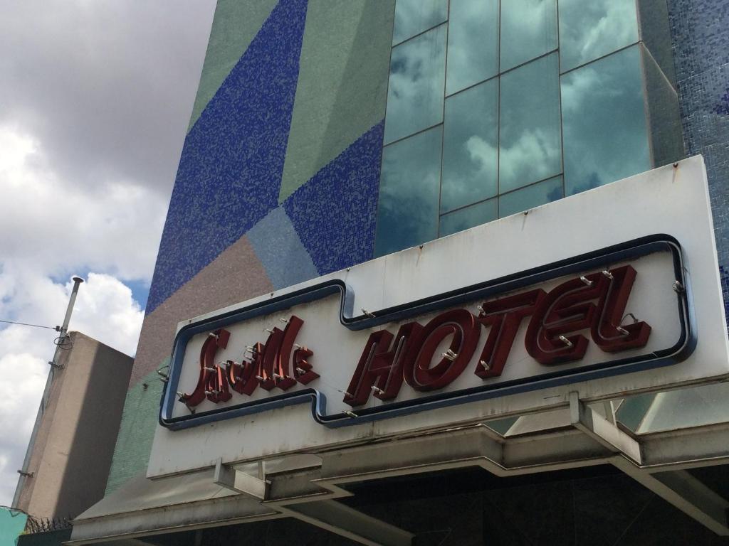 una señal para un hotel al lado de un edificio en Saville Hotel, en São Paulo