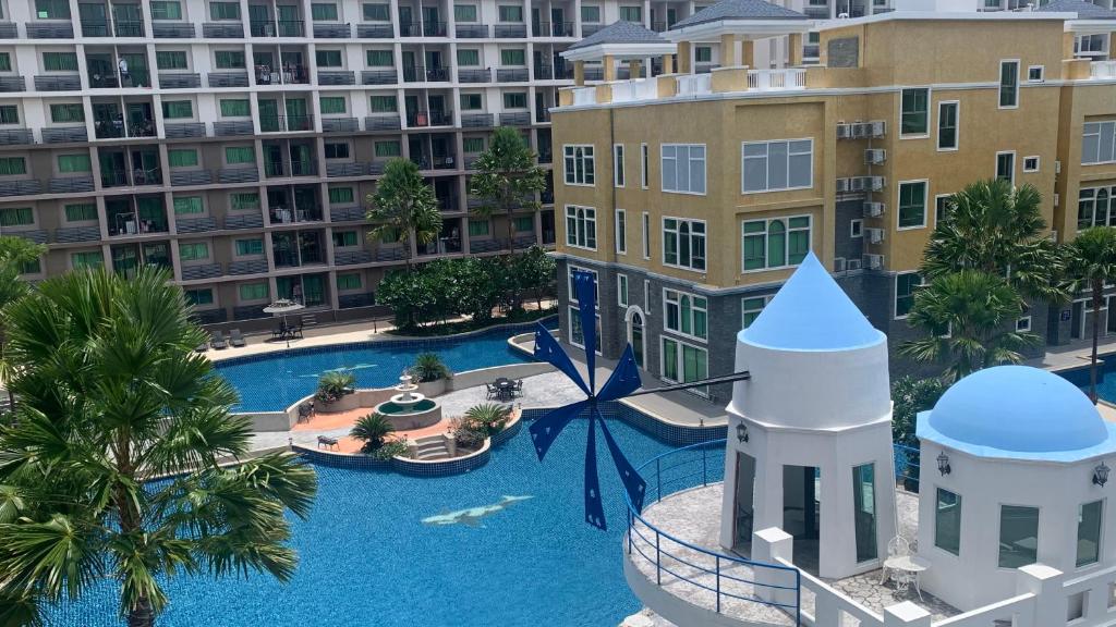 an aerial view of a swimming pool with buildings at 豪华两房两卫2 bedrooms 2 bathrooms 泳池公寓Arcadia beach 靠近步行街 生活便利 in Pattaya South