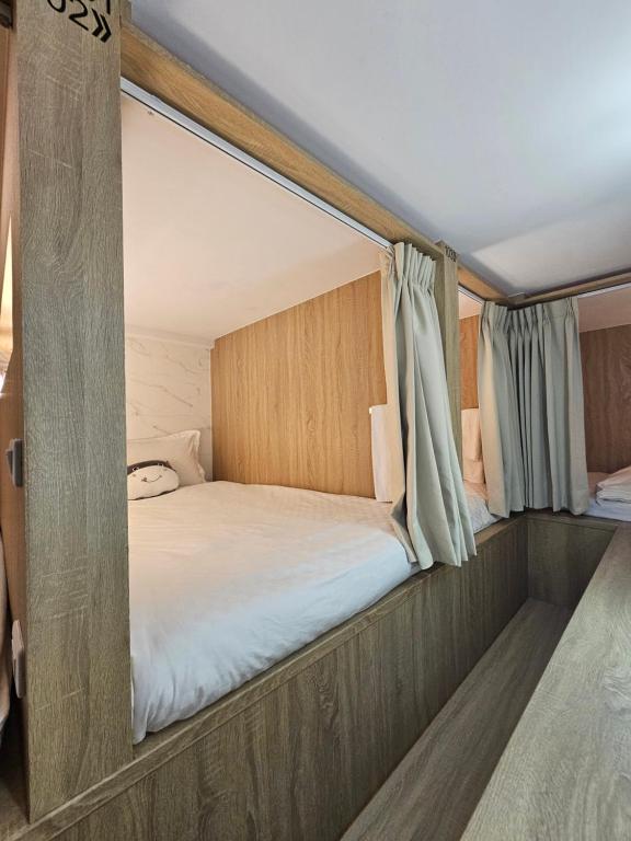 Postel nebo postele na pokoji v ubytování 輕安漫旅電梯民宿