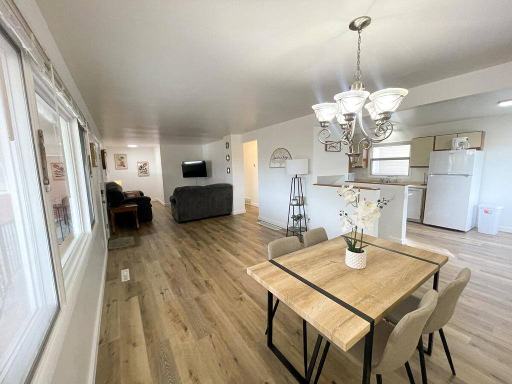 een eetkamer en woonkamer met een tafel en stoelen bij Charming 2BR 2BA in Great Falls! in Great Falls