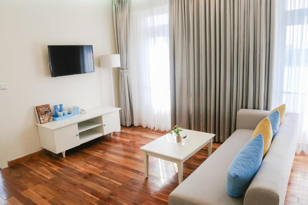 TV a/nebo společenská místnost v ubytování Palmier Hotel - Art House Da Nang