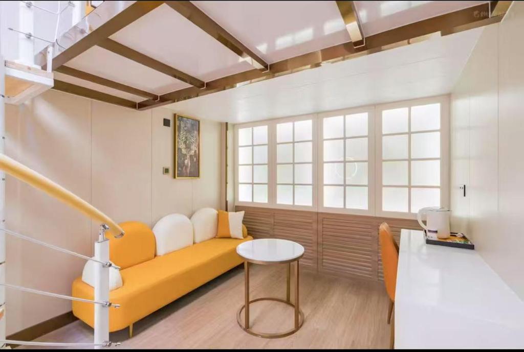 Fotografie z fotogalerie ubytování Dequan Luxury Hotel National Exhibition Center Wangjing Bridge Branch The subway is right outside the door Coffee, fruits, snacks, a gym and a laundry room are provided for free in the lobby v Pekingu