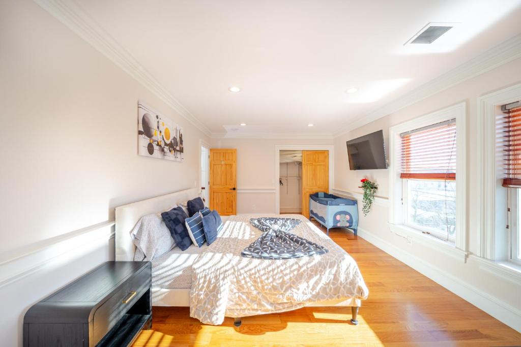 a bedroom with a bed and a flat screen tv at 383 - 3BR Quincy - Chic House near Adams Park in Quincy