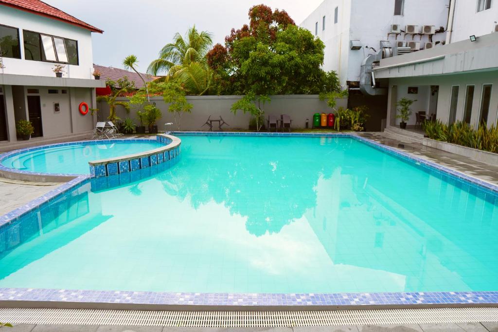 Bazén v ubytování BRITS HOTEL PANGKALAN BUN nebo v jeho okolí