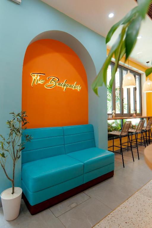 Khu vực ghế ngồi tại The BackPacker Hotel