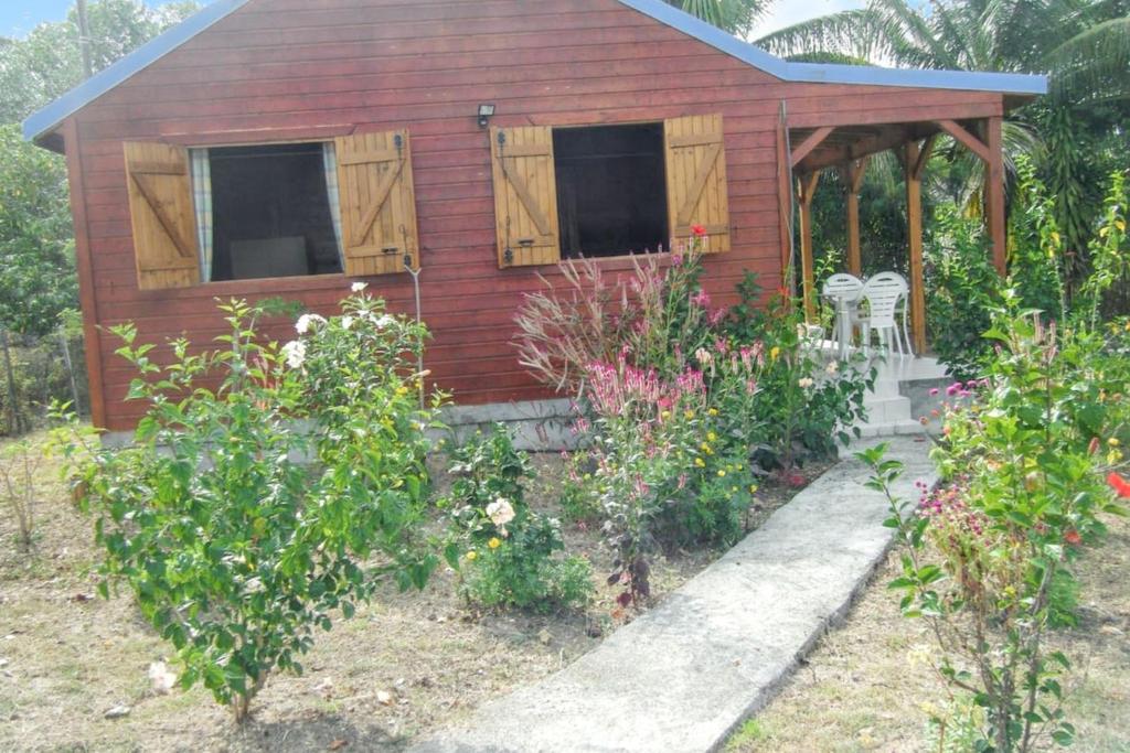 O grădină în afara Maison charmante à Sainte-Anne avec jardin.