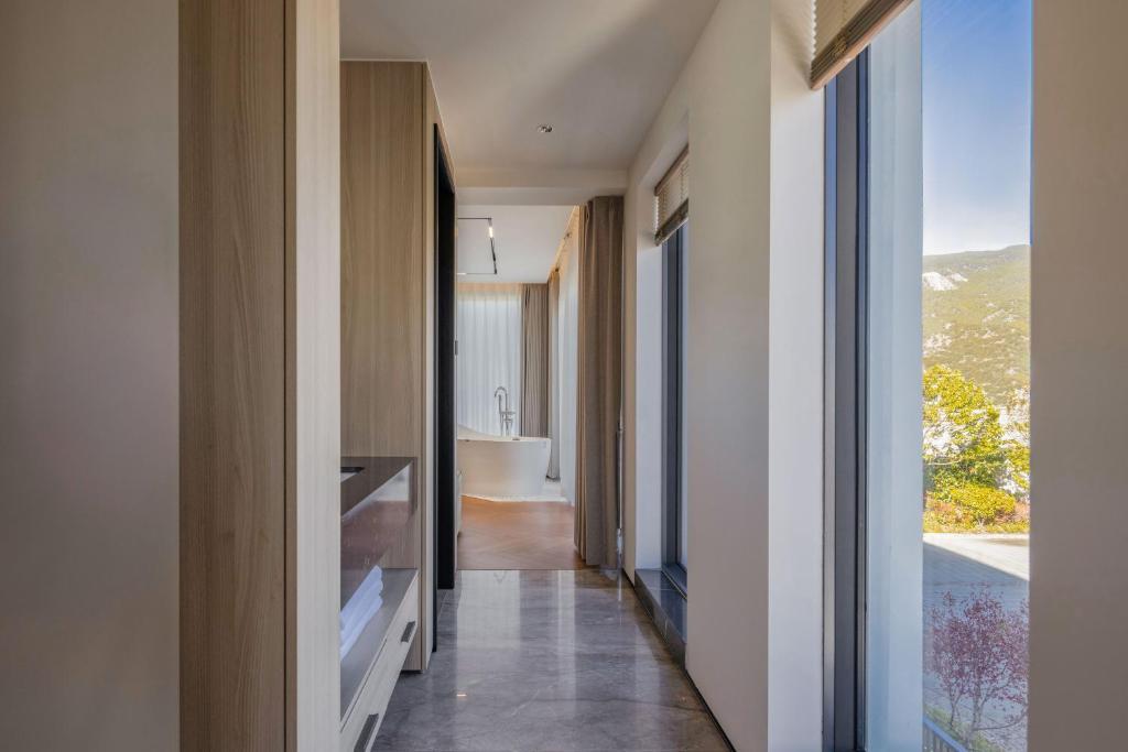 Postel nebo postele na pokoji v ubytování Taohuawu Mountain Luxury Villa Hotel