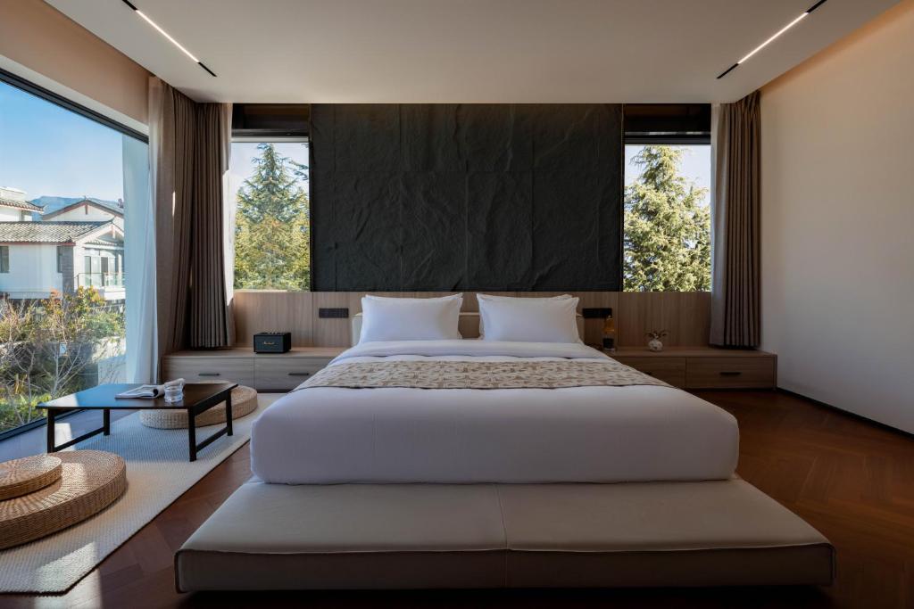 Postel nebo postele na pokoji v ubytování Taohuawu Mountain Luxury Villa Hotel