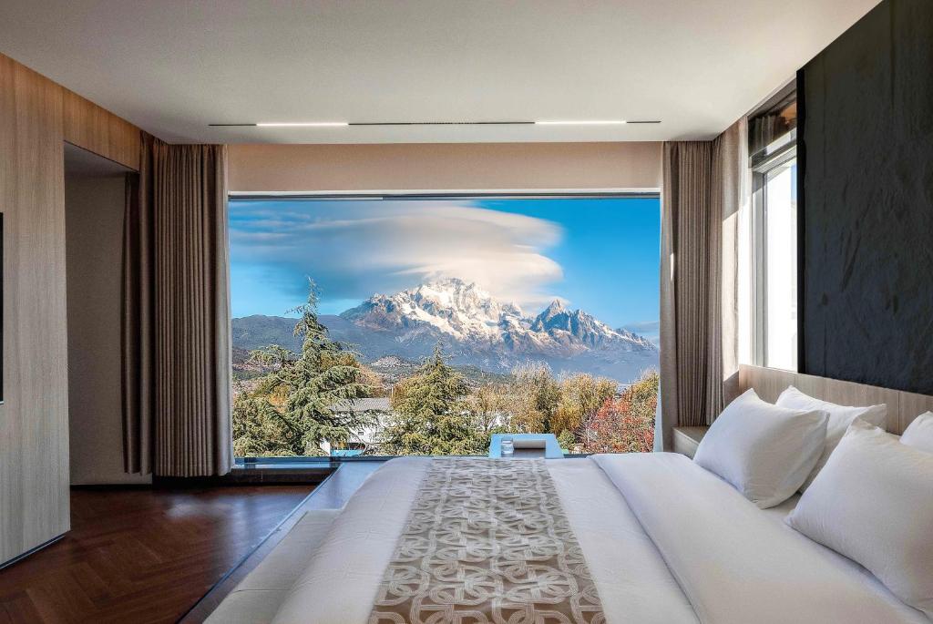 Nespecifikovaný výhled na hory nebo výhled na hory při pohledu z hotelu