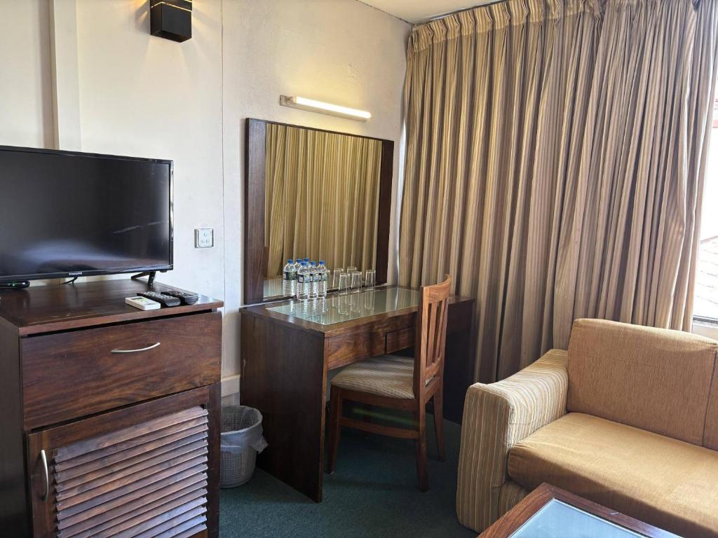 TV a/nebo společenská místnost v ubytování Hotel Janaki