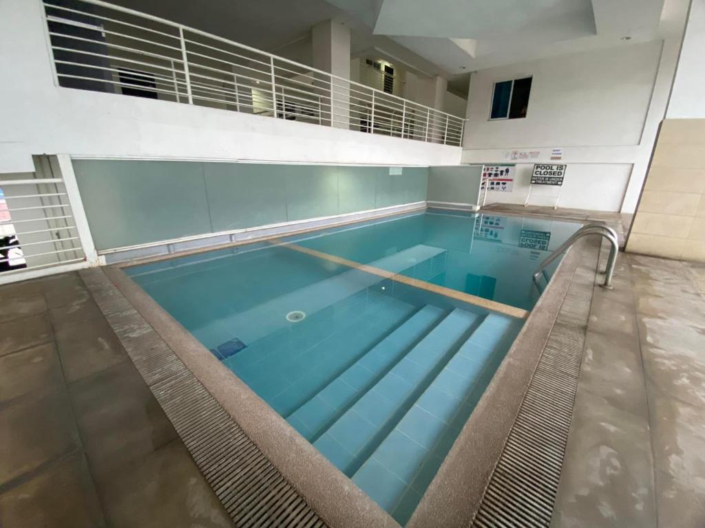 ein großes Schwimmbecken mit blauem Wasser in der Unterkunft Condominium Primavera Uptown in Cagayan de Oro