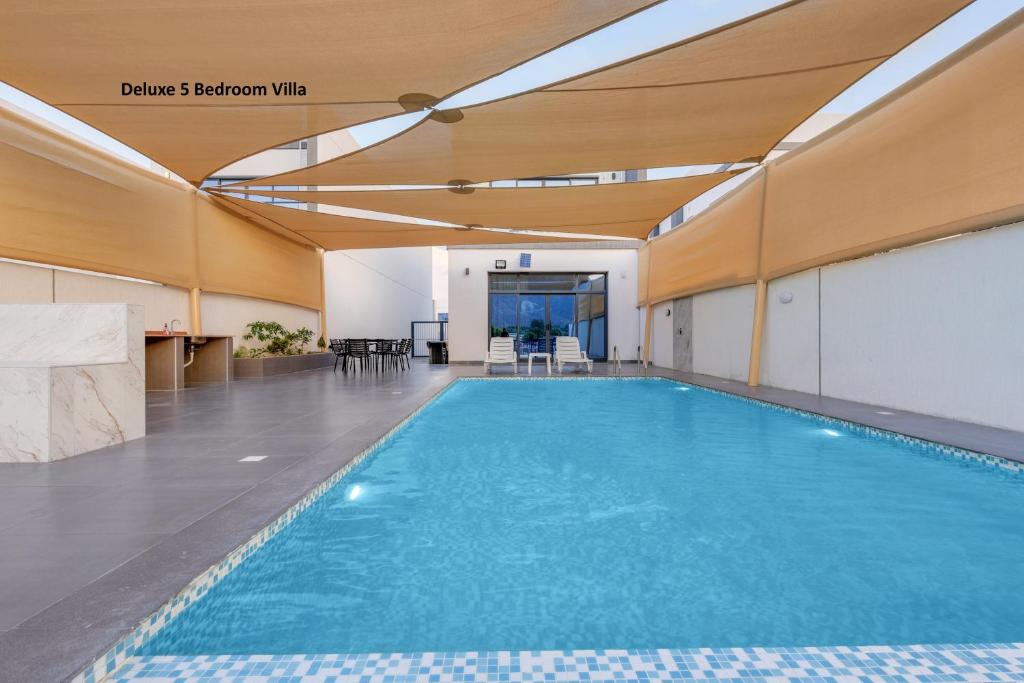 Bazén v ubytování Al Dana Paradise Luxury Villas Palm Fujairah Sea View nebo v jeho okolí