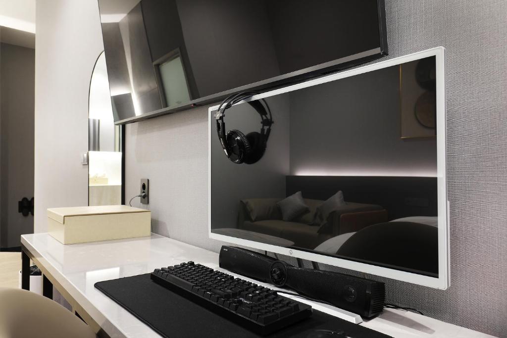 TV a/nebo společenská místnost v ubytování HOUND HOTEL Incheon Airport