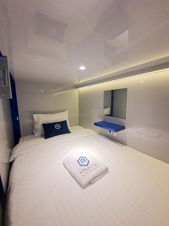 Postel nebo postele na pokoji v ubytování Rosalyne Sleepbox Yogyakarta