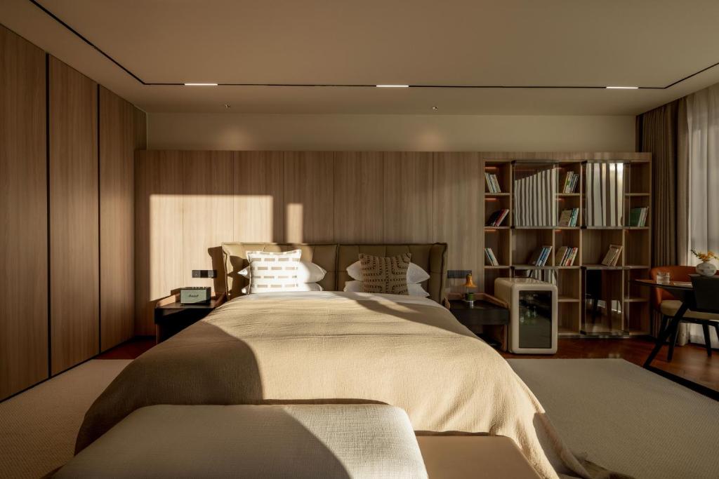 Postel nebo postele na pokoji v ubytování Taohuawu Mountain Luxury Villa Hotel