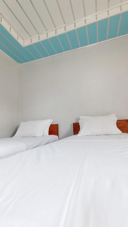 Postel nebo postele na pokoji v ubytování Aloha Guest House Nias