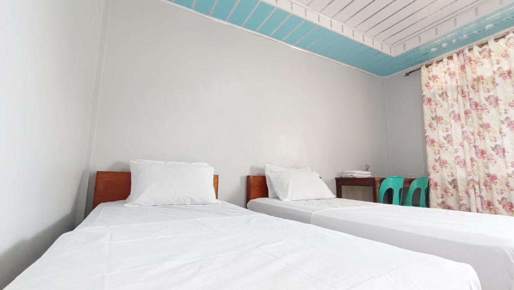 Postel nebo postele na pokoji v ubytování Aloha Guest House Nias