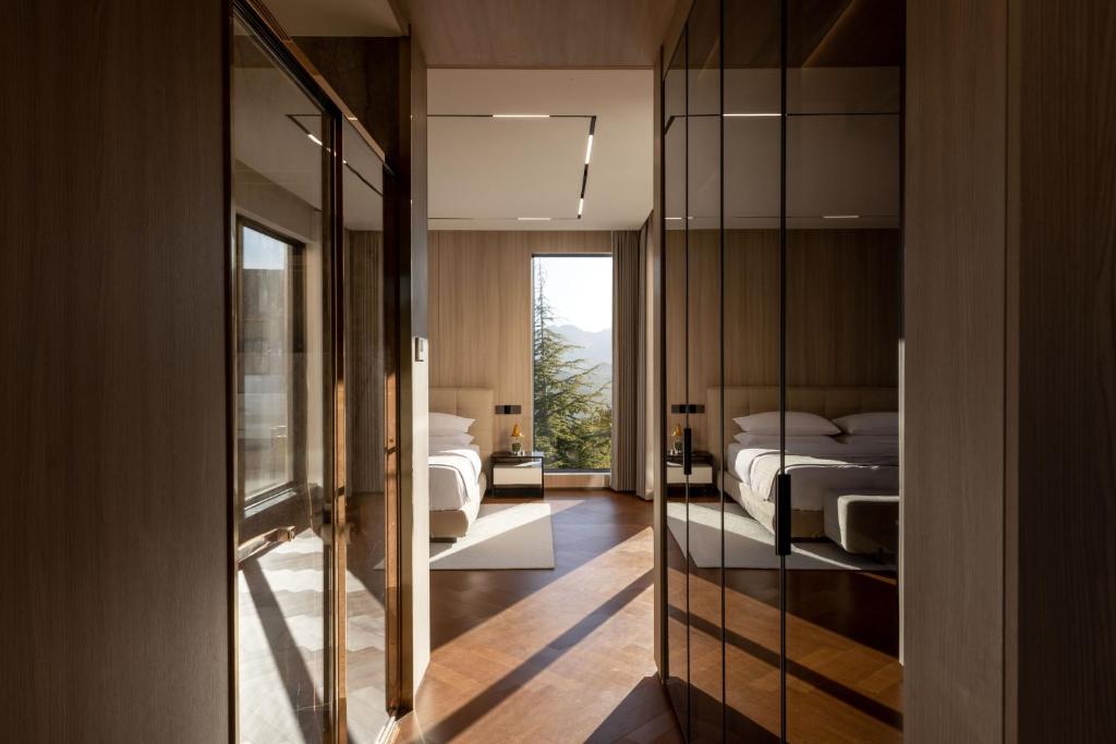 Postel nebo postele na pokoji v ubytování Taohuawu Mountain Luxury Villa Hotel