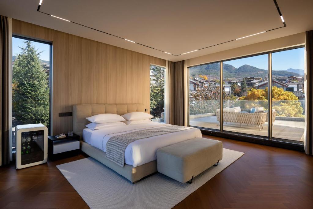 Postel nebo postele na pokoji v ubytování Taohuawu Mountain Luxury Villa Hotel