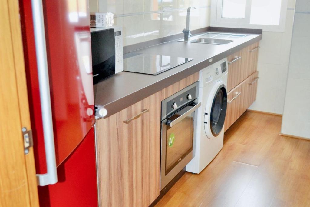 kuchnia ze zlewem i pralką w obiekcie Modern Apartment Málaga 80 m² + Balcony w Maladze