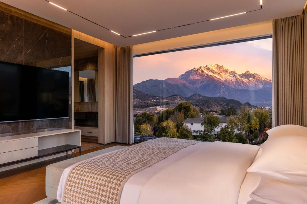 Nespecifikovaný výhled na hory nebo výhled na hory při pohledu z hotelu