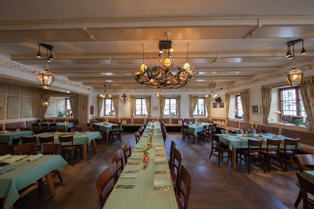 Restaurace v ubytování Hotel Gasthof Alte Post Holzkirchen