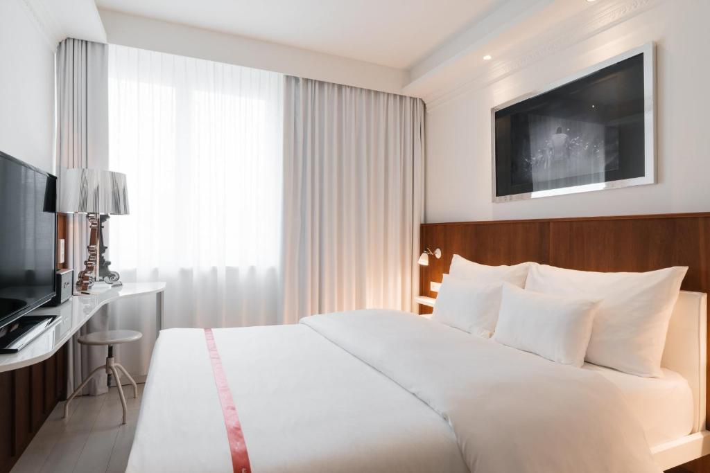 TV a/nebo společenská místnost v ubytování Ruby Sofie Hotel Vienna